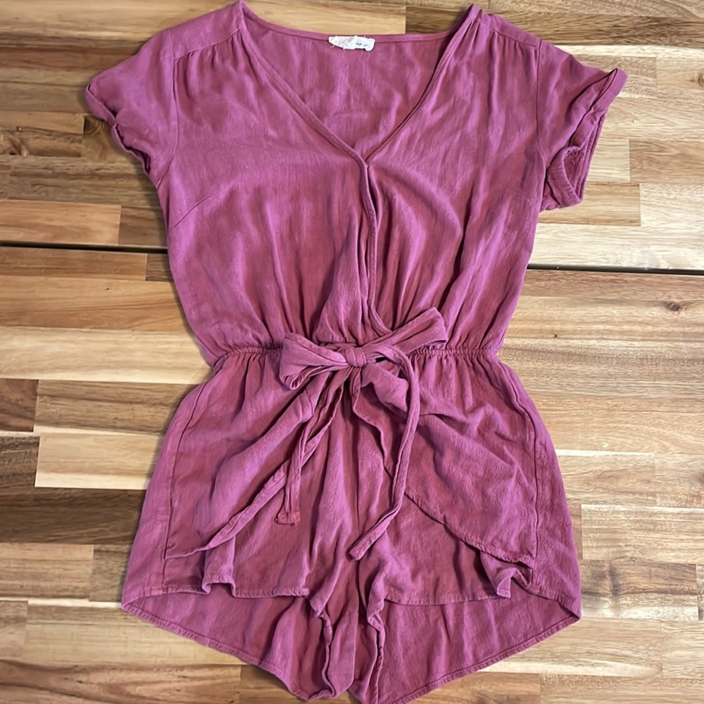 Woven V-Neck Tie-Waist Romper in Dusty Rose
